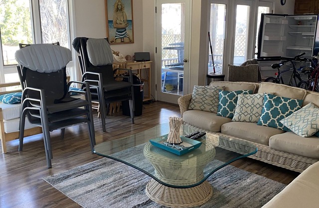 ¡ACTIVIDADES DIARIAS GRATIS! Encantadora casa de playa de 3 dormitorios y 2 baños ubicada en el canal con un muelle.