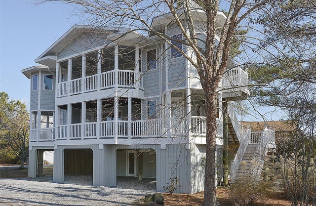 ¡¡¡ACTIVIDADES DIARIAS GRATIS !!! Para los entusiastas de la naturaleza y la playa. Disfrute de las impresionantes vistas desde las muchas cubiertas en esta casa de playa grande.