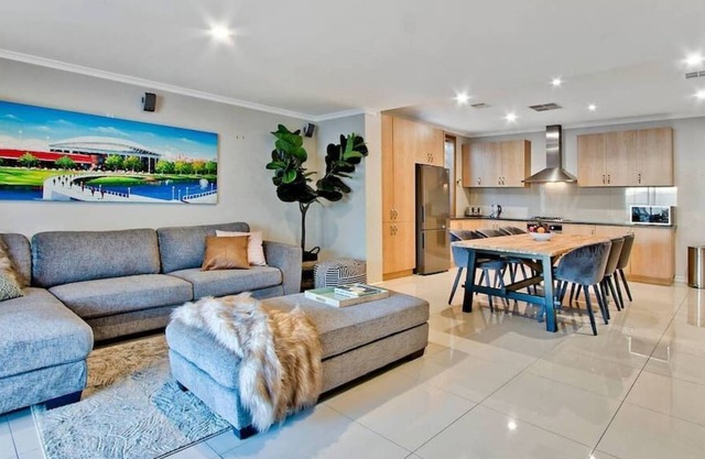 Adelaide 4 Bedroom House with Pool