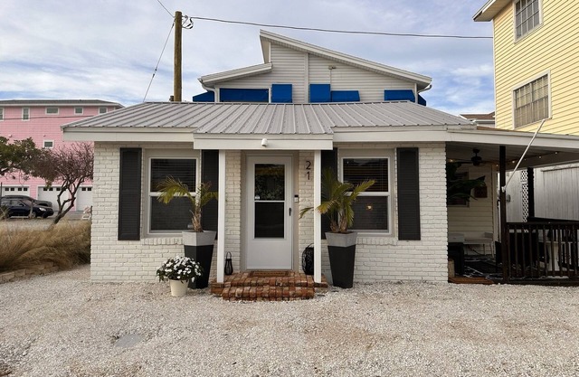 Adorable 1BR Bungalow on Sunset Beach