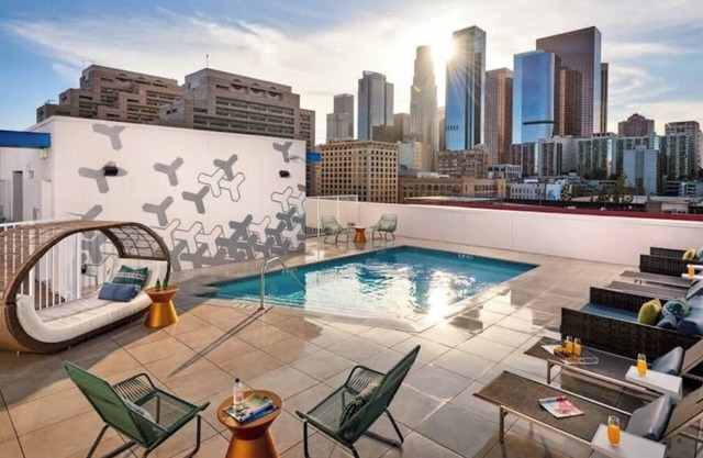 Adorable 2bed Apt with balcony & Rooftop Pool with stunning city skyline views