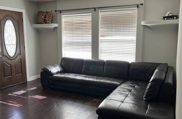 Adorable 3bedroom 2+ acres ranch with farm animals