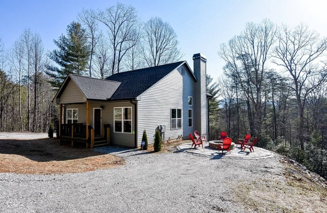 Adorable contemporary cabin with private hot tub, washer/dryer, AC, & firepit