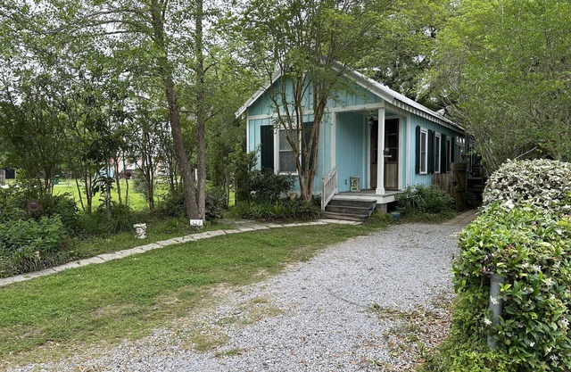 Adorable Cottage, only one block from the sandy beach!