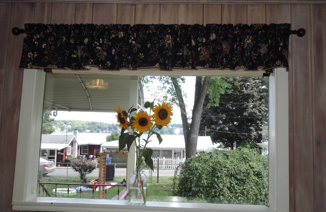 Adorable, cute as a button Keuka Lake view cottage, Close to everything!