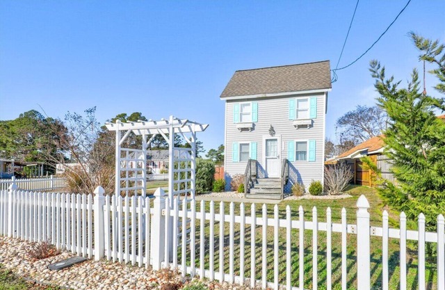 Adorable Dog-Friendly Cottage in the heart of Chincoteague!