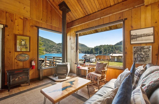 Adorable lake hideaway with free WiFi, spacious deck, lake views, & shared dock