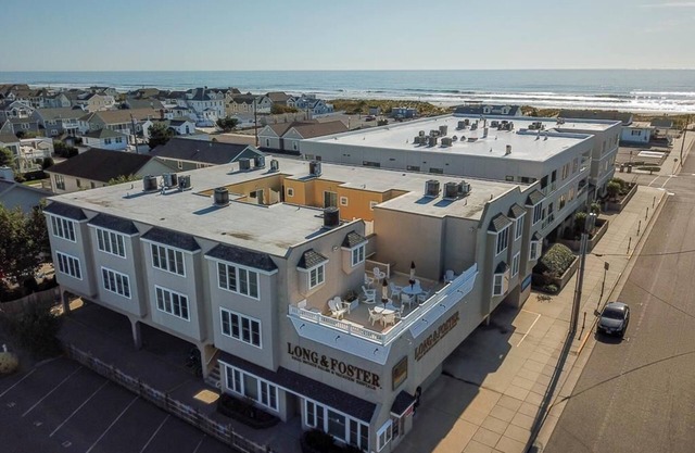 Adorable Oceanview condo steps to Stone Harbor Beaches