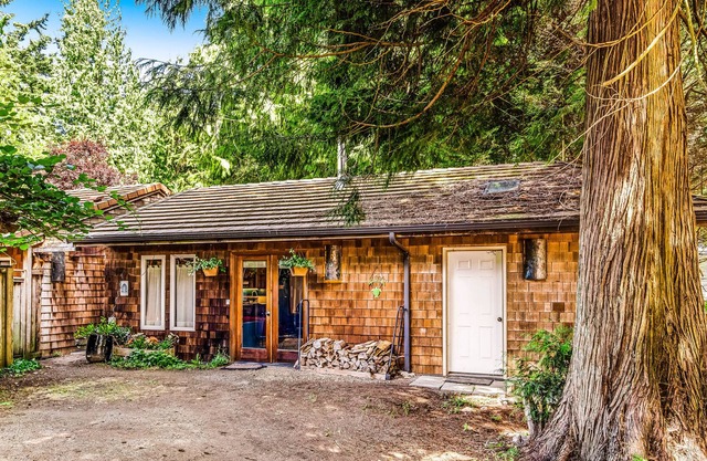 Adorable Studio W/ Private Sauna, In-floor Radiant Heat, Kitchenette & Free WiFi