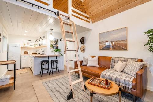Adorable Tiny House near Grand Canyon, Fire Pit and Walk to Town