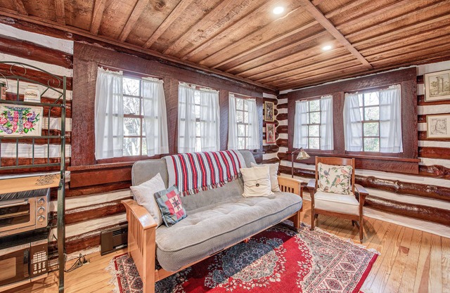 Adorable Wooded Getaway w/ Free WiFi, Shared Pool, Kitchenette & Great Location