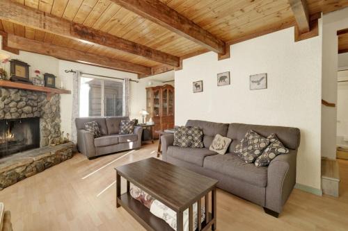 Aeroplane Gambrel Chalet- Adorable Airport Retreat Cottage