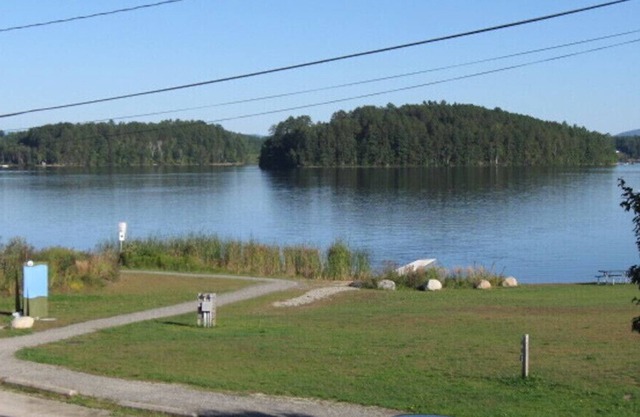 Alojamiento asequible a orillas del lago en Beautiful Island Pond, justo al lado del sendero.