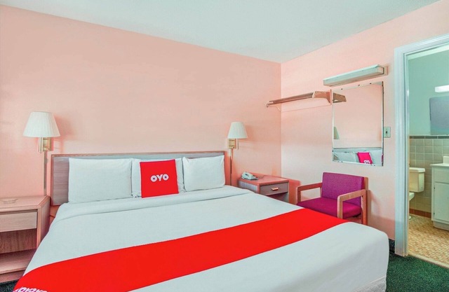 Affordable Nightly Stop with King-Sized Bed and Private Parking