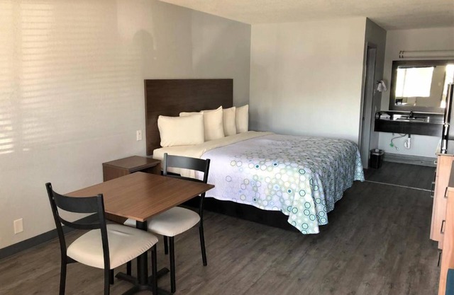 Affordable Studio w/ Kitchenette Near The Alamo – Ideal for Explorers w/ Parking