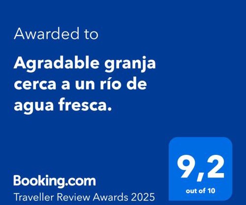 Agradable granja cerca a un río de agua fresca.