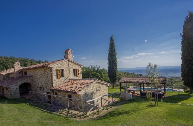 sauna Agriturismo Henni piscina y jacuzzi con vista panorámica