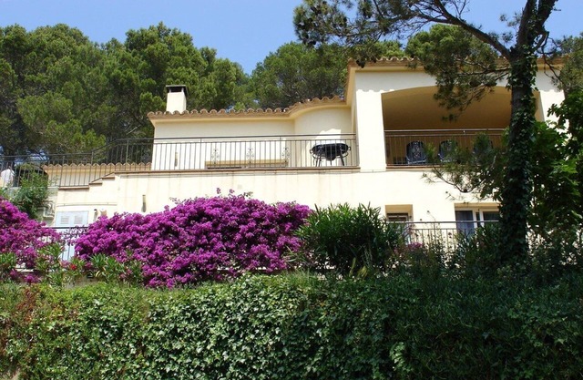 Air conditioned 4 Bedroom, 4 Bathroom villa. Walkable to the Beach