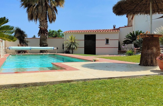 Villa climatizada con piscina climatizada y jacuzzi.