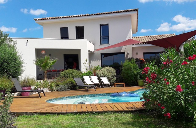 Villa moderna de 145 m² con aire acondicionado, 4 dormitorios, piscina y jardín en 20 'playas