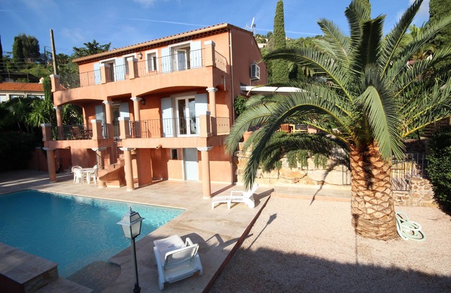 VILLA CON AIRE ACONDICIONADO CON PISCINA Y JARDÍN DE 4 DORMITORIOS - VISTA AL MAR