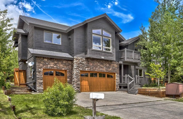 Air Conditioning, Private Hot Tub, Pet Friendly, Near Lake, Bunks, Extra Kids Allowed