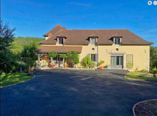 Airconditioned spacious country house with private swimming pool