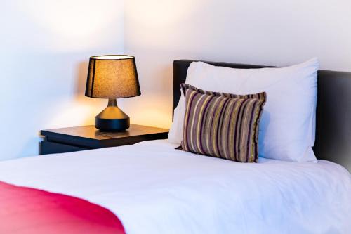 Airport Home, Free Parking, Sleeps 6, Near City