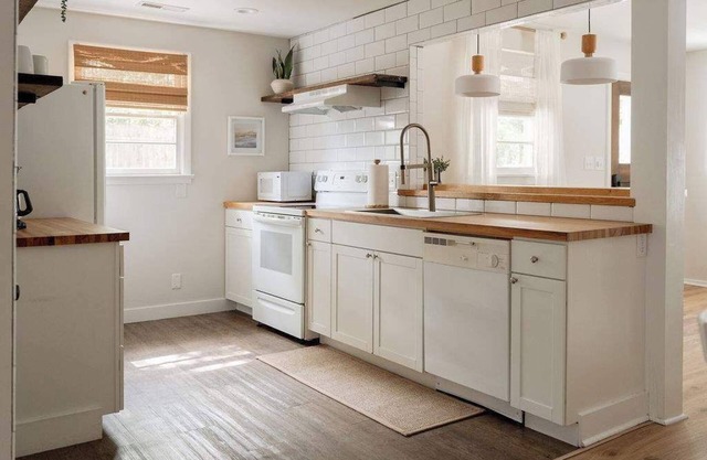 Airy 3-Bed Cottage w/ Grill, Steps to the Beach!