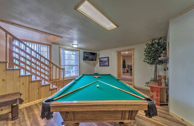 Airy Alto Escape w/ Deck, Games & Views