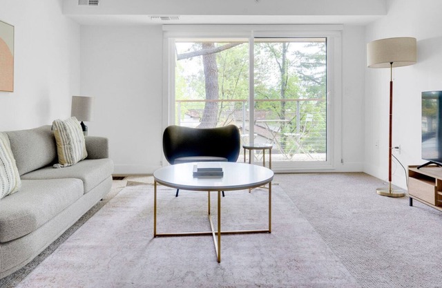 Airy Menlo Park 1BR w/ Pool, W/D & BB Court, near highways, by Blueground