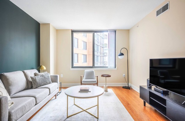 Airy Mount Vernon 1BR w/ Gym, Pool, Rooftop, near Metro, by Blueground