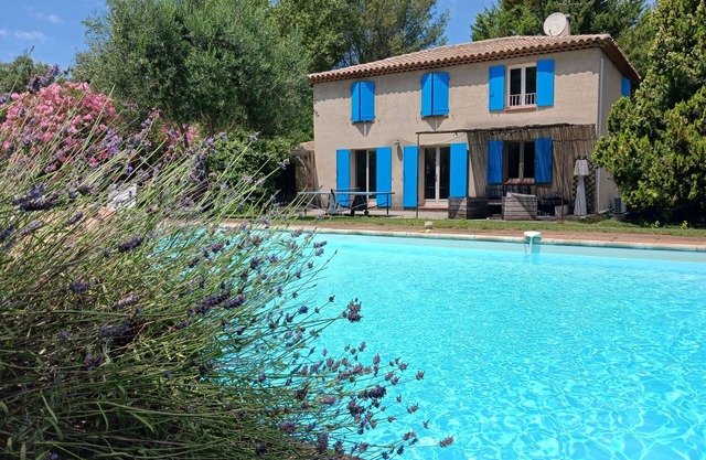 Aix en Provence, Provenza, Tres piscina grande, enorme campo de juegos