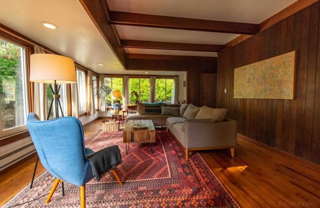 Albion Little River Farmhouse: peaceful country retreat