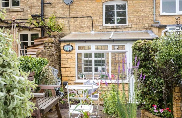 ALICE COTTAGE, pet friendly, character holiday cottage in Blockley