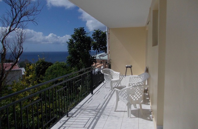 Bonito T3 en el piso de una villa. Balcón con vista al mar Caribe.