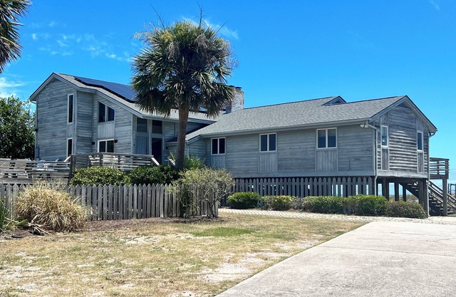 Clásico frente a la playa Sullivan's Island Home con piscina y jacuzzi