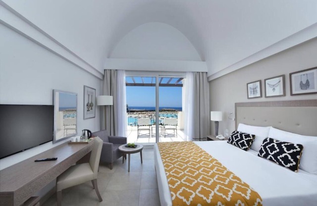 All-Inclusive Red Sea Stay | 3 Rooms, Pools, Spa, Tennis & Private Beach Access