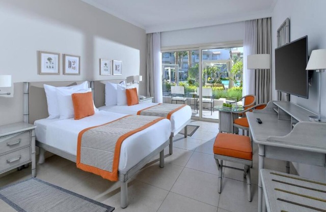 All-Inclusive Stay Overlooking the Pool w/Spa & Resort Activities l 4 Rooms