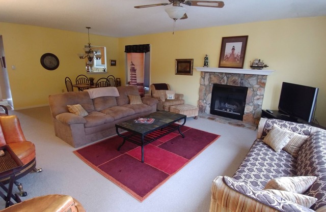 NORTHLAKE CAPTAIN'S QUARTERS tiene 3 dormitorios y 2 baños completos para acomodar a 6.