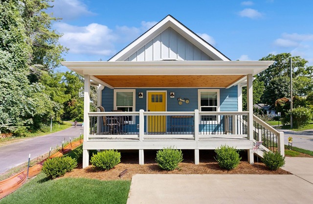 All-new cottage with deck, grill, & washer/dryer - near downtown & Rail Trail