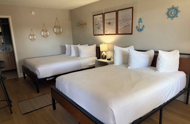 All-New, Heated Pool, Tiki Bar & Grill, Huge TV, Great Wifi