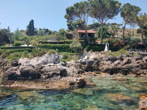 Alle due Torri, villa sulla roccia a picco sul mare