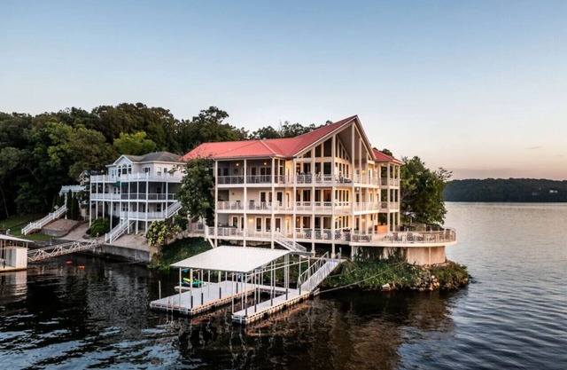 Allie's - Amazing 8,000 SF Home with --Private Pool--hot tub-- Sleeps 26+