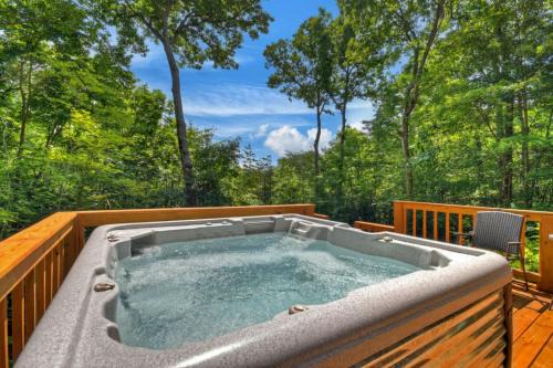Almost Heaven Pet-friendly steamy hot tub pool table firepit