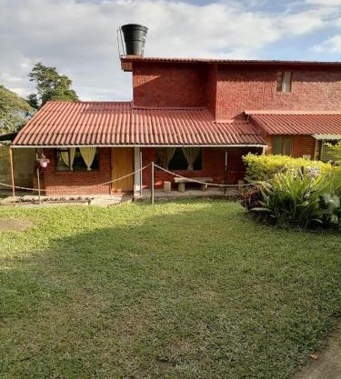 Alojamiento Campestre con jacuzzi y quebrada