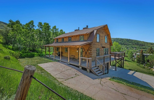 Alpenhaus Lodge w/ Deck, Spa & Panoramic Views 1028