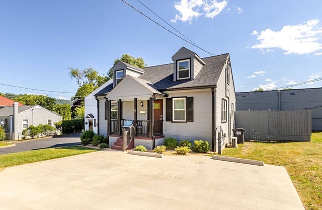 Altavista House - Renovated, Charming, & Walkable