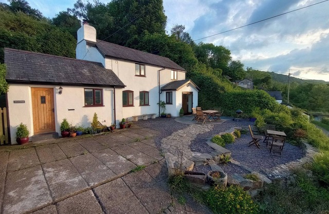 ALWYN COTTAGE, pet friendly, with open fire in Froncysyllte