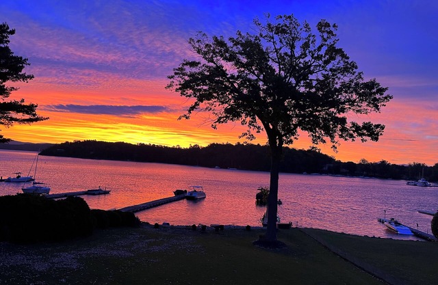 Amazing 1-bedroom private loft with lake views and access in Mallet's Bay.